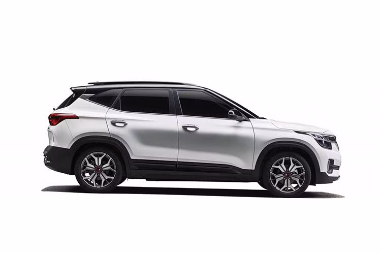 Kia Seltos hoàn toàn mới sở hữu chiều dài 4.375 mm, rộng 1.800 mm, cao 1.615 mm hoặc 1.600 mm nếu không có giá nóc và chiều dài cơ sở 2.630 mm. Với kích thước này, Kia Seltos 2020 lớn hơn một chút so với hai "người đồng hương" Hyundai Kona hay SsangYong Tivoli. 