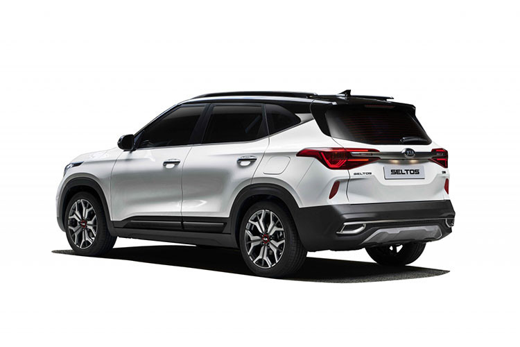 Về thiết kế, Kia Seltos 2020 tại Hàn Quốc không có gì khác biệt so với xe đã ra mắt Ấn Độ vào hôm 20/6. Bên ngoài, Kia Seltos 2020 tại Hàn Quốc được trang bị lưới tản nhiệt "miệng hùm" đặc trưng, đèn pha LED với đèn báo rẽ đa lớp 3D bên dưới, đèn sương mù LED, bộ vành hợp kim 18 inch, đèn hậu LED và tấm ốp bảo vệ gầm màu bạc.