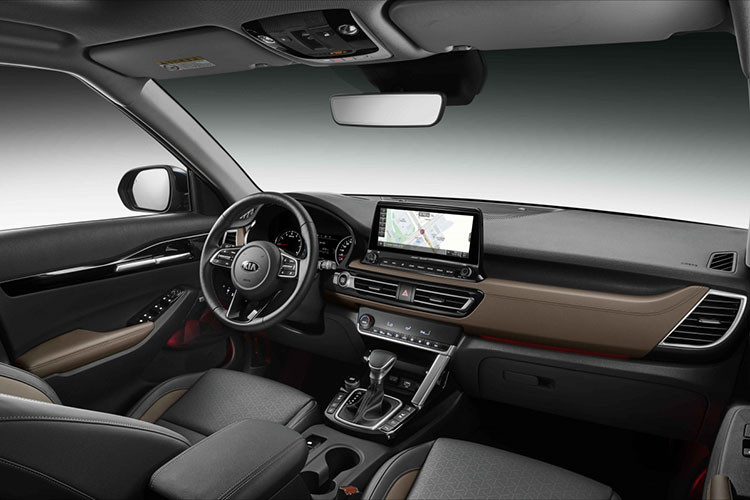 Tương tự như vậy, nội thất của Kia Seltos 2020 tại Hàn Quốc cũng có thiết kế giống xe ở Ấn Độ. Hãng Kia đã đưa những trang bị khá ấn tượng vào bên trong mẫu SUV cỡ B giá rẻ này như màn hình thông tin giải trí cảm ứng 10,25 inch, màn hình hiển thị thông tin kính lái, camera 360 độ, ghế sưởi/thông khí, sạc điện thoại thông minh không dây hay dàn âm thanh Bose 8 loa.