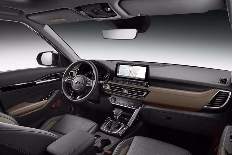 Tương tự như vậy, nội thất của Kia Seltos 2020 tại Hàn Quốc cũng có thiết kế giống xe ở Ấn Độ. Hãng Kia đã đưa những trang bị khá ấn tượng vào bên trong mẫu SUV cỡ B giá rẻ này như màn hình thông tin giải trí cảm ứng 10,25 inch, màn hình hiển thị thông tin kính lái, camera 360 độ, ghế sưởi/thông khí, sạc điện thoại thông minh không dây hay dàn âm thanh Bose 8 loa.