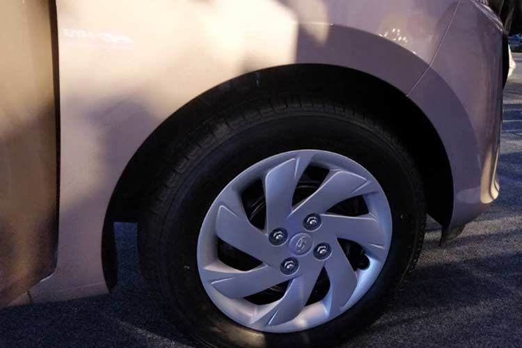 Mọi bản trang bị của mẫu xe Hyundai Santro 2019 sẽ đều dùng bộ vành bằng thép với mâm dạng đa chấu kích cỡ 14 inch, đi với lốp 165/70. Ngoài ra, gương chiếu hậu cũng được hãng xe này tích hợp thêm đèn báo rẽ.