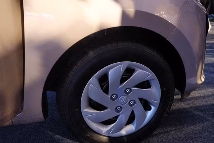 Mọi bản trang bị của mẫu xe Hyundai Santro 2019 sẽ đều dùng bộ vành bằng thép với mâm dạng đa chấu kích cỡ 14 inch, đi với lốp 165/70. Ngoài ra, gương chiếu hậu cũng được hãng xe này tích hợp thêm đèn báo rẽ.