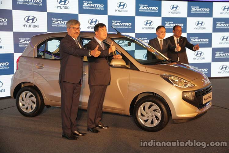 Hyundai vừa chính thức vén màn mẫu xe giá rẻ Santro 2019 tại thị trường Ấn Độ. Chủ yếu nhắm đến những khách hàng mua ôtô lần đầu, tại thị trường này mẫu xe Hyundai Santro 2019 cạnh tranh với các đối thủ giá rẻ khác như Suzuki Wagon R, Renault Kwid 1.0 hay Tata Tiago. 