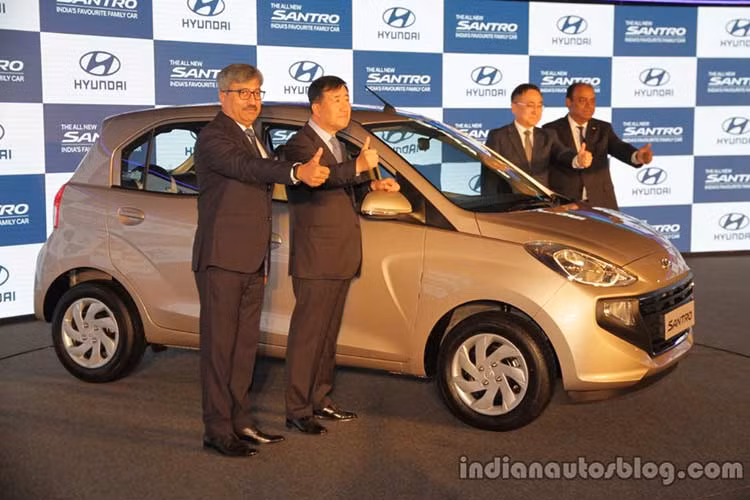 Hyundai vừa chính thức vén màn mẫu xe giá rẻ Santro 2019 tại thị trường Ấn Độ. Chủ yếu nhắm đến những khách hàng mua ôtô lần đầu, tại thị trường này mẫu xe Hyundai Santro 2019 cạnh tranh với các đối thủ giá rẻ khác như Suzuki Wagon R, Renault Kwid 1.0 hay Tata Tiago. 