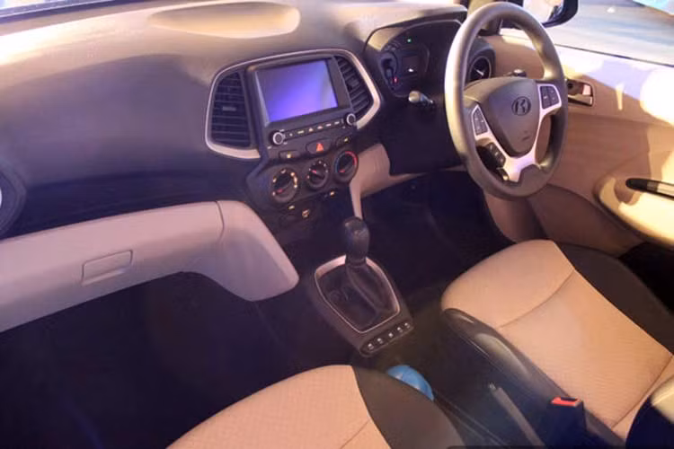 Ở những bản cao cấp, Hyundai Santro 2019 sẽ có hệ thống thông tin giải trí với màn hình cảm ứng 6,94 inch, tương thích Apple CarPlay và Android Auto. Xe được chia thành 5 bản trang bị là D-lite, Era, Magna, Sportz và Asta đi kèm hệ thống chống bó cứng phanh ABS, phân bổ lực phanh EBD, túi khí bên người lái, hệ thống mã hóa động cơ và nhắc nhở thắt dây an toàn. Xe có hệ thống điều hòa với bộ nén 135cc.