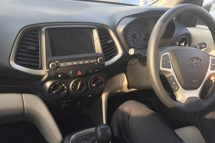 Ở phiên bản Asta cao cấp nhất, Hyundai Santro 2019 sẽ được trang bị 2 túi khí trước, khóa cửa trung tâm, đèn sương mù trước, sấy kính sau, gương chiếu hậu ngày và đêm trong nội thất, bộ căng dây đai an toàn phía trước, cảm biến đỗ xe phía sau với camera, khóa cửa cảm biến tốc độ và mở cửa cảm biến va chạm.