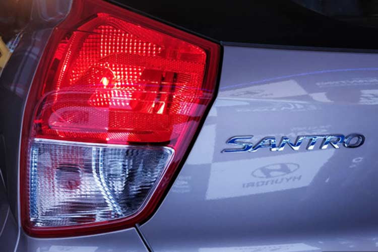 Phần đuôi xe có thiết kế gọn gàng với cửa cốp cỡ lớn, cản sau mập mạp đi kèm logo xe và cụm đèn hậu được chia đôi mang phong cách khá giống với "đàn anh" Hyundai Grand i10 đang bán ra tại thị trường Việt Nam.