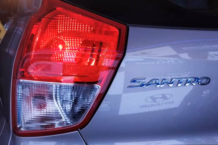 Phần đuôi xe có thiết kế gọn gàng với cửa cốp cỡ lớn, cản sau mập mạp đi kèm logo xe và cụm đèn hậu được chia đôi mang phong cách khá giống với "đàn anh" Hyundai Grand i10 đang bán ra tại thị trường Việt Nam.