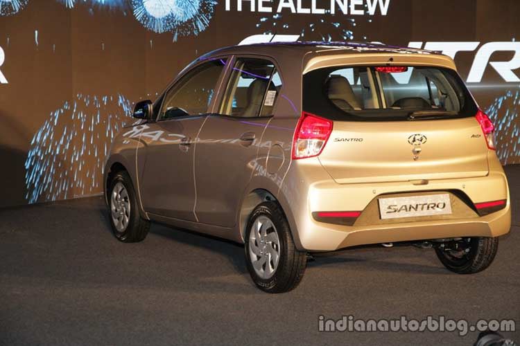 Hyundai Santro 2019 có 2 tùy chọn động cơ chạy bằng xăng và khí nén thiên nhiên CNG. Trong đó, động cơ xăng 4 xi-lanh, dung tích 1,1 lít tạo ra công suất tối đa 69 mã lực tại tua máy 5.500 vòng/phút và mô-men xoắn cực đại 99 Nm tại tua máy 4.500 vòng/phút. Con số tương ứng của động cơ tương tự như trên nhưng chạy bằng CNG là 59 mã lực và 84 Nm. 