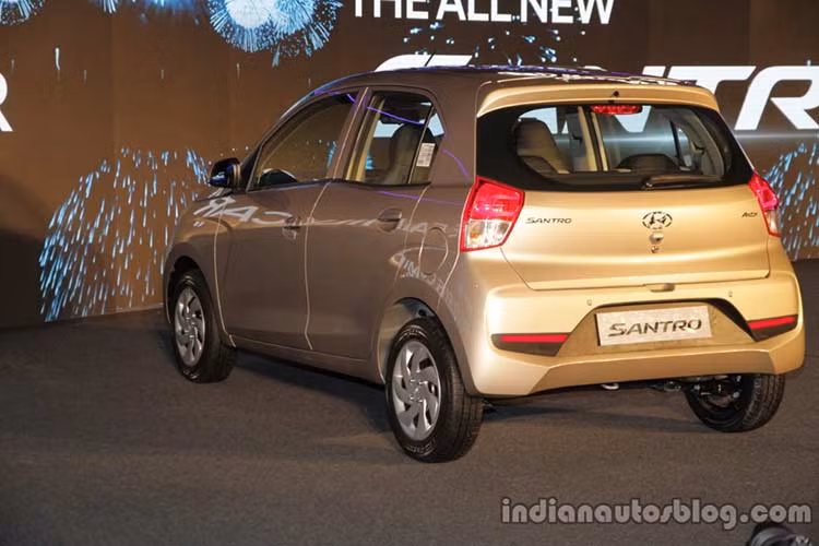 Hyundai Santro 2019 có 2 tùy chọn động cơ chạy bằng xăng và khí nén thiên nhiên CNG. Trong đó, động cơ xăng 4 xi-lanh, dung tích 1,1 lít tạo ra công suất tối đa 69 mã lực tại tua máy 5.500 vòng/phút và mô-men xoắn cực đại 99 Nm tại tua máy 4.500 vòng/phút. Con số tương ứng của động cơ tương tự như trên nhưng chạy bằng CNG là 59 mã lực và 84 Nm. 