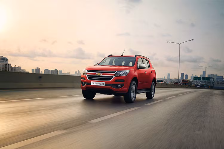 Trong khi đó, phiên bản 2.5 LT MT 4x2 được trang bị động cơ diesel tăng áp Duramax 2.5L, cho công suất cực đại đạt 161 mã lực và mô-men xoắn cực đại 380 Nm. Các đối thủ của Chevrolet Trailblazer tại Việt Nam bao gồm; Ford Everest, Toyota Fortuner hay Isuzu D-Max...