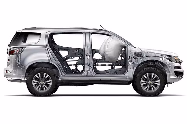 Được phát triển dựa trên hệ thống khung gầm mới, mẫu xe SUV Chevrolet Trailblazer mới sở hữu diện mạo cứng cáp, khỏe khoắn với kích thước dài x rộng x cao lần lượt là 4.887 x 1.902 x 1.850 mm, cùng khoảng sáng gầm xe khá ấn tượng 221mm.