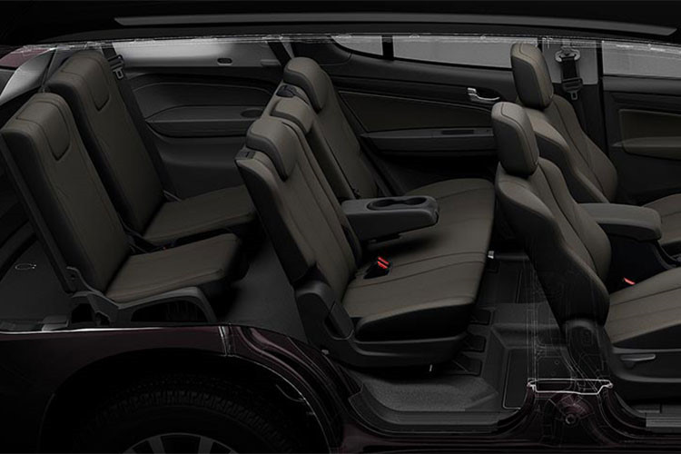 Trên phiên bản LTZ 4x4 cao cấp nhất, xe được trang bị khá nhiều công nghệ hấp dẫn như gạt mưa cùng điều hòa tự động, dàn âm thanh 7 loa, hệ thống cảnh báo điểm mù, cảnh báo xe vượt, cảnh báo va chạm, cảnh báo chuyển làn... Mọi phiên bản đều được trang bị 3 túi khí, ABS, EBD, hệ thống ổn định điện tử, hệ thống hỗ trợ leo dốc...