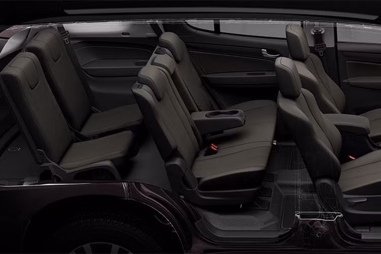 Trên phiên bản LTZ 4x4 cao cấp nhất, xe được trang bị khá nhiều công nghệ hấp dẫn như gạt mưa cùng điều hòa tự động, dàn âm thanh 7 loa, hệ thống cảnh báo điểm mù, cảnh báo xe vượt, cảnh báo va chạm, cảnh báo chuyển làn... Mọi phiên bản đều được trang bị 3 túi khí, ABS, EBD, hệ thống ổn định điện tử, hệ thống hỗ trợ leo dốc...