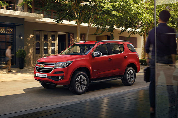 Đối thủ của Toyota Fortuner tạm thời sẽ được phân phối hai phiên bản 2.8 LTZ AT 4x4 và 2.5 LT MT 4x2 thông qua hình thức nhập khẩu nguyên chiếc từ Thái Lan. Sau đó sẽ bổ sung hai phiên bản 2.5 VGT LT AT 4x2 và 2.5 VGT LTZ AT 4x4 vào tháng 6/2018.