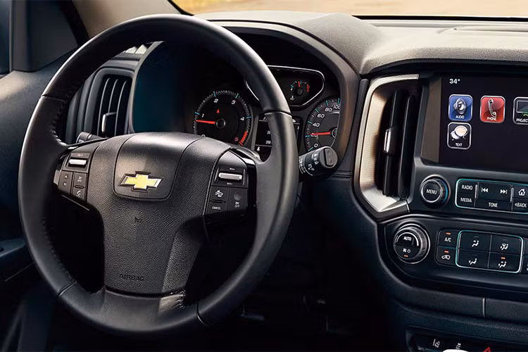 Những trang bị tiêu chuẩn trên Chevrolet Trailblazer gồm: ghế chỉnh điện 4 hướng, khởi động từ xa bằng chìa khóa thông minh, cửa mở không cần chìa khóa, nút bấm khởi động start/stop, đèn pha tự động điều chỉnh độ sáng, hệ thống thông tin giải trí MyLink 2 tích hợp trong màn hình cảm ứng 7 inch hỗ trợ kết nối Apple CarPlay và Android Auto.