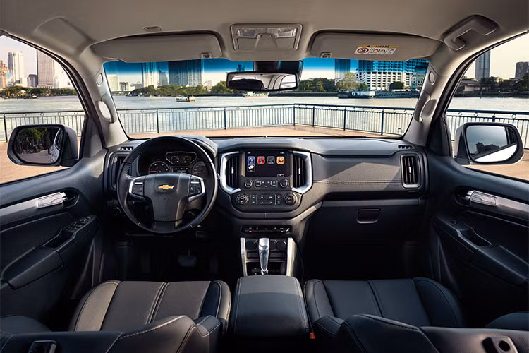 Chevrolet Trailblazer sở hữu khoang nội thất rộng rãi và tiện nghi với các chi tiết được bọc da màu xám, bảng điều khiển trung tâm được lấy cảm hứng từ “người anh em” Chevrolet Colorado nhưng với điểm khác biệt là Trailblazer có tới 7 chỗ ngồi thay vì 5 chỗ so với trước đây.