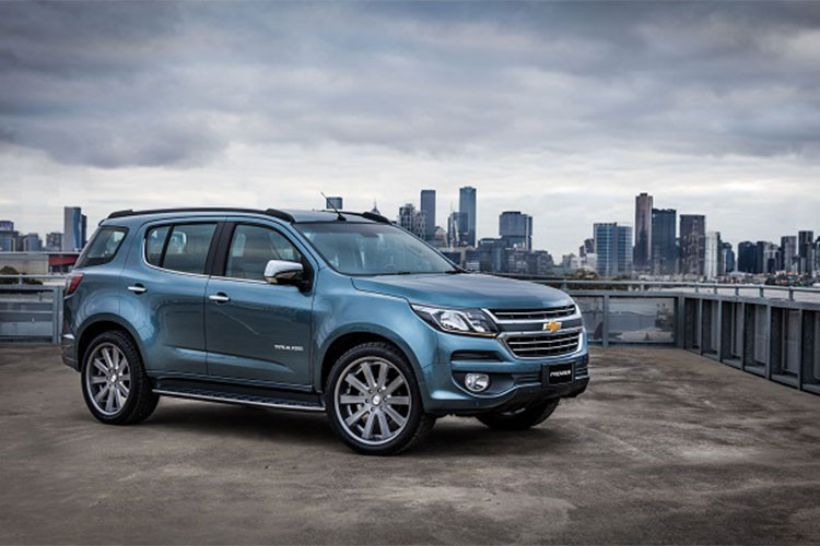 Đầu xe nổi bật với lưới tản nhiệt hình thang bo tròn các góc gồm hai thanh ngang xếp song song nhau, cụm đèn pha tích hợp dải đèn LED chiếu sáng ban ngày, cản trước được thiết kế tinh tế, tạo cảm giác liền mạch. Phần đuôi xe có thiết kế khá đơn giản với cụm đèn hậu dạng LED vuốt sang hai bên thân xe, ống xả hình chữ nhật mạ cờ-rôm, mâm hợp kim đa chấu kích thước 18 inch...