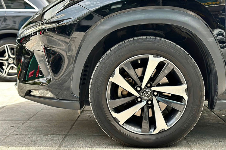 Phía sau xe crossover hạng sang Lexus NX300, cụm đèn hậu và cản sau được thiết kế đồng điệu với đầu xe, tạo sự liền mạch và đậm chất nhận diện thương hiệu Lexus. "Dàn chân" là bộ mâm xe hai tông màu có kích thước 18 inch.