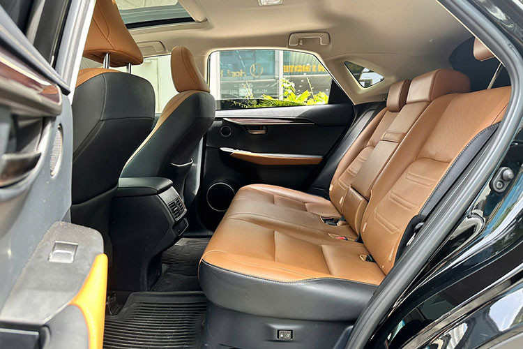 Điểm nhấn kỹ thuật đáng chú ý là hệ thống treo tự động thích ứng AVS với khả năng điều chỉnh đến 650 mức độ khác nhau, giúp chiếc SUV luôn duy trì sự ổn định và êm ái, kể cả trong điều kiện đường sá phức tạp.