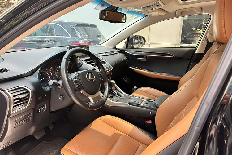 Bước vào bên trong, Lexus NX300 2018 sở hữu thiết kế buồng lái hiện đại, tập trung vào người lái nhưng vẫn mang đến sự tiện nghi cho toàn bộ hành khách. Màn hình trung tâm 10,3 inch cùng hệ điều khiển cảm ứng mới.