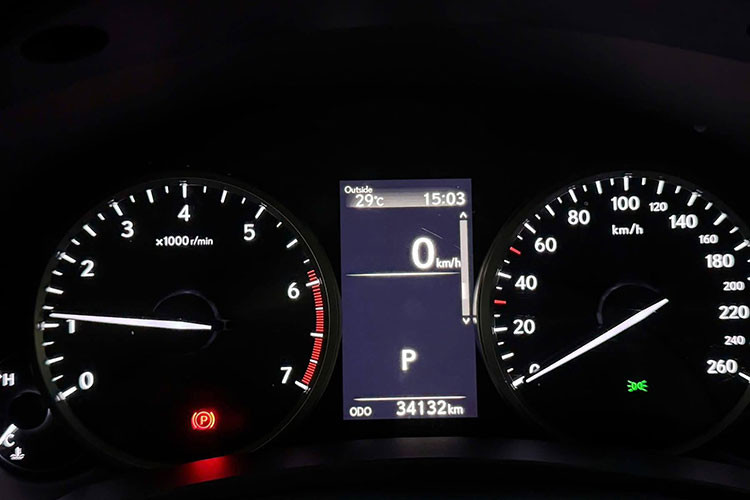 Dưới nắp ca-pô, Lexus NX300 2018 dùng động cơ tăng áp kép 2.0L, tích hợp công nghệ phun xăng trực tiếp D-4ST và công nghệ tiết kiệm nhiên liệu ESTEC. Khối động cơ này sản sinh công suất 235 mã lực và mô-men xoắn 350 Nm.