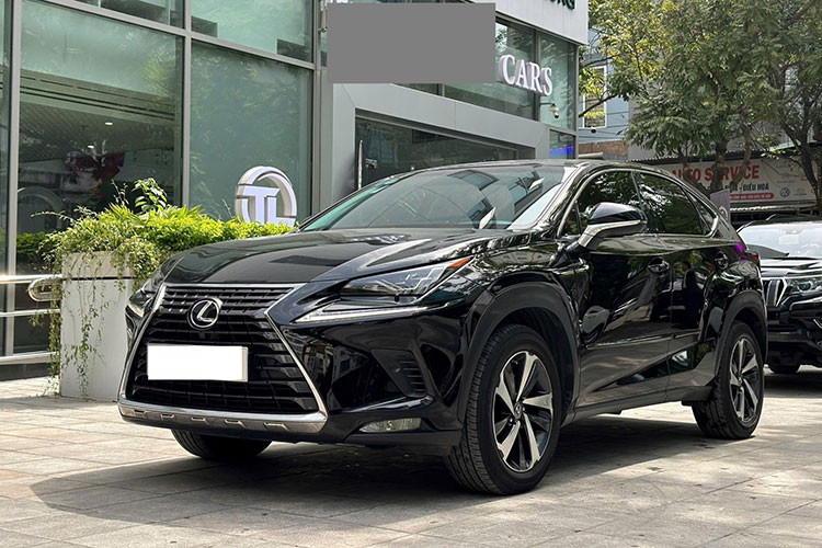 Mới đây, mmootj chiếc Lexus NX300 đời 2018 rao bán trên sàn xe cũ Hà Nội với mức giá chỉ khoảng 1,xxx tỷ đồng. Người bán cho biết, chiếc NX 300 có màu sơn ngoại thất đen, kết hợp với nội thất bọc da màu nâu bò cao cấp. Chỉ số ODO hiện tại của xe dừng ở mức 34.000 km, được đánh giá là khá thấp so với tuổi đời 7 năm.