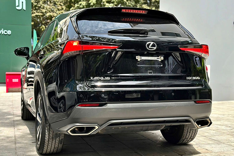 Ngoài những tính năng tiện nghi, Lexus NX300 2018 cũng được trang bị loạt hệ thống an toàn hiện đại như hệ thống cảnh báo điểm mù (BSM), cảnh báo phương tiện cắt ngang khi lùi (RCTA), cảnh báo áp suất lốp (TPWS), cùng hệ thống định vị tích hợp bản đồ Việt Nam.