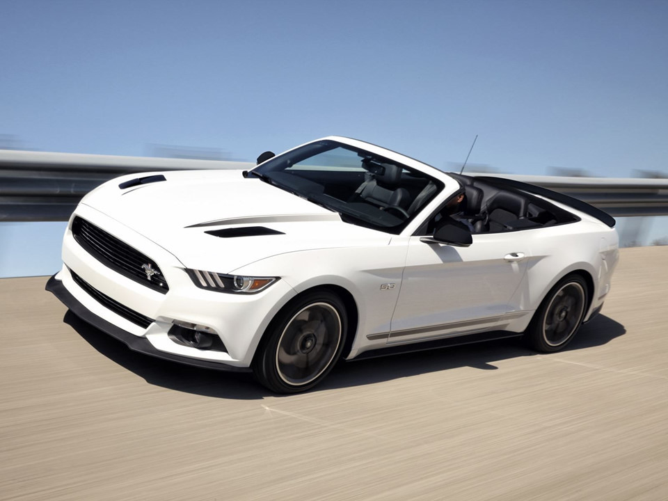 Ford Mustang Convertible (31.180 USD): Ford Mustang không chỉ là biểu tượng của Ford mà còn là niềm tự hào của người dân Mỹ. Với động EcoBoost tăng áp 2,3 lít và giá cả phải chăng, chiếc mui trần này trở thành lựa chọn lý tưởng để du lịch mùa hè. Xe có công suất 310 mã lực giống bản tiêu chuẩn và có rất nhiều tùy chọn nâng cấp. Riêng phần mui cứng tùy chọn của Mustang Convertible có giá 5.500 USD.