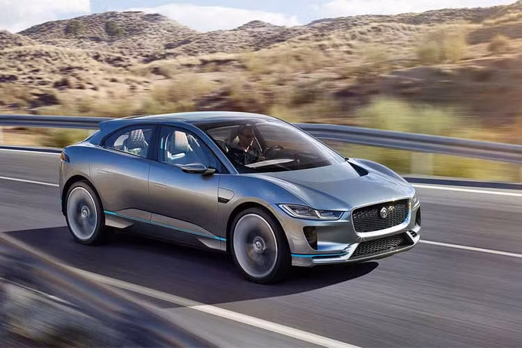 Mẫu ôtô Jaguar I-Pace được xem là xe điện thể thao sở hữu nhiều công nghệ tiên tiến. Cặp động cơ điện 392 mã lực và mô men xoắn 516 Ib-ft (700 Nm), cho phép xe đạt tốc độ 100 km/h trong vòng 4 giây.