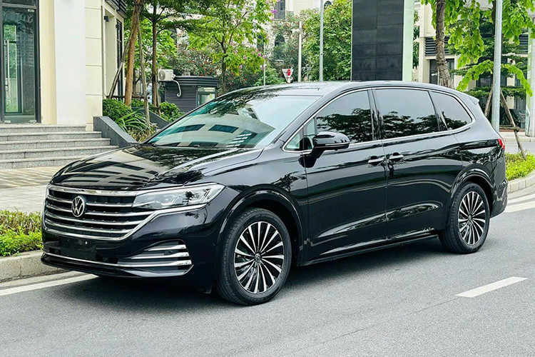 Mới đây, một chiếc xe MPV hạng sang Volkswagen Viloran 2024 mới đã được chủ nhân chào bán trên sàn xe cũ Hà Nội. Đây là phiên bản Luxury cao cấp từng được Volkswagen Việt Nam cho ra mắt vào hồi tháng 12/2023. Theo người bán, đây là chiếc Viloran "siêu lướt" mới chỉ lăn bánh khoảng 4.799km và ngoại hình xe còn như mới.