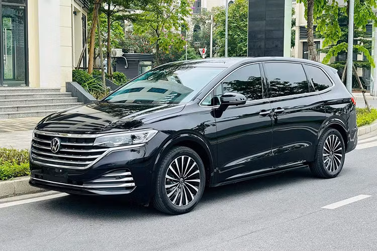 Mới đây, một chiếc xe MPV hạng sang Volkswagen Viloran 2024 mới đã được chủ nhân chào bán trên sàn xe cũ Hà Nội. Đây là phiên bản Luxury cao cấp từng được Volkswagen Việt Nam cho ra mắt vào hồi tháng 12/2023. Theo người bán, đây là chiếc Viloran "siêu lướt" mới chỉ lăn bánh khoảng 4.799km và ngoại hình xe còn như mới.