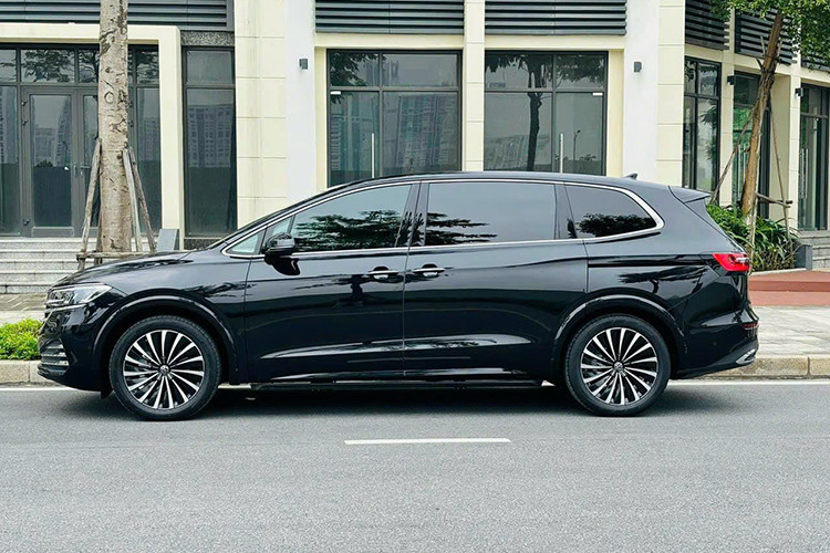 Volkswagen Viloran 2024 tại Việt Nam được phát triển dựa trên nền tảng MQB, có kích thước dài x rộng x cao lần lượt là 5.346 x 1.976 x 1.781mm và chiều dài cơ sở là 3.180mm. Về thiết kế, Viloran mang đậm phong cách V-line đặc trưng của Volkswagen. Đầu xe nổi bật với lưới tản nhiệt mạ chrome cỡ lớn, phối hợp hài hòa với cụm đèn IQ. Light thiết kế lớn và cấu hình ánh sáng mang tính nhận diện cao.