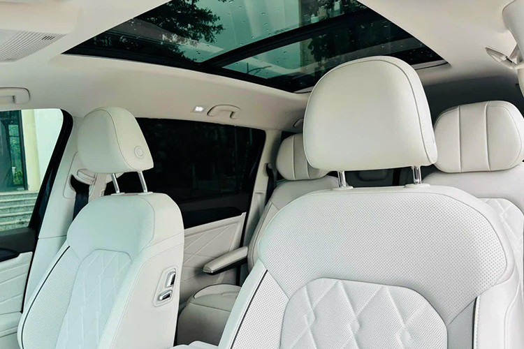 Viloran được trang bị hệ thống giải trí màn hình cảm ứng 12 inch, kết nối Apple CarPlay, USB, Bluetooth và màn hình hiển thị đa thông tin kỹ thuật số 10,3 inch. Cần chuyển số điện tử, đèn viền trang trí nội thất ánh sáng xung quanh 30 màu, điều hòa nhiệt độ tự động 3 vùng.