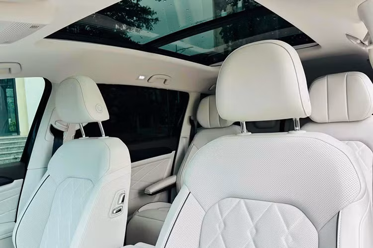 Viloran được trang bị hệ thống giải trí màn hình cảm ứng 12 inch, kết nối Apple CarPlay, USB, Bluetooth và màn hình hiển thị đa thông tin kỹ thuật số 10,3 inch. Cần chuyển số điện tử, đèn viền trang trí nội thất ánh sáng xung quanh 30 màu, điều hòa nhiệt độ tự động 3 vùng.