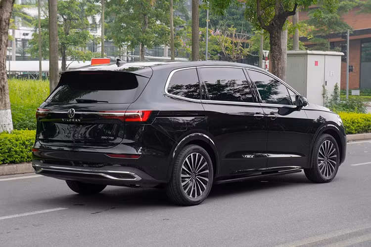 Xe sở hữu cửa sổ trời toàn cảnh điều khiển cảm ứng, cụm đèn sau thiết kế với kiểu vuốt sâu và tạo hình độc lập 3D. Hông xe có thiết kế cân xứng và hài hòa đi cùng bộ mâm 20 inch. Hệ thống treo trước và sau đều được trang bị dạng độc lập, hứa hẹn đem đến cảm giác lái đầm chắc "đậm chất Đức" và đảm bảo trải nghiệm vận hành êm ái cho hành khách.