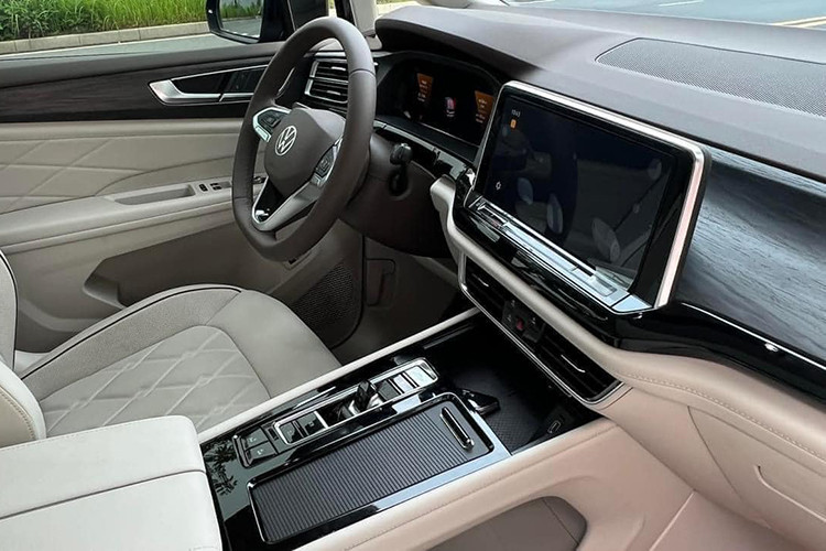 Ngoài ra, Volkswagen Viloran được trang bị hệ thống kiểm soát trình điều khiển thích ứng ACC, hệ thống sẽ phát hiện phương tiện tiện ích, người đi phía trước thông qua radar và camera, cảnh báo bằng âm thanh và tín hiệu trên màn hình cho người điều khiển về cơ va chạm, tự động phanh khẩn cấp, hỗ trợ đỗ xe tự động Park Assist và 9 túi khí… 