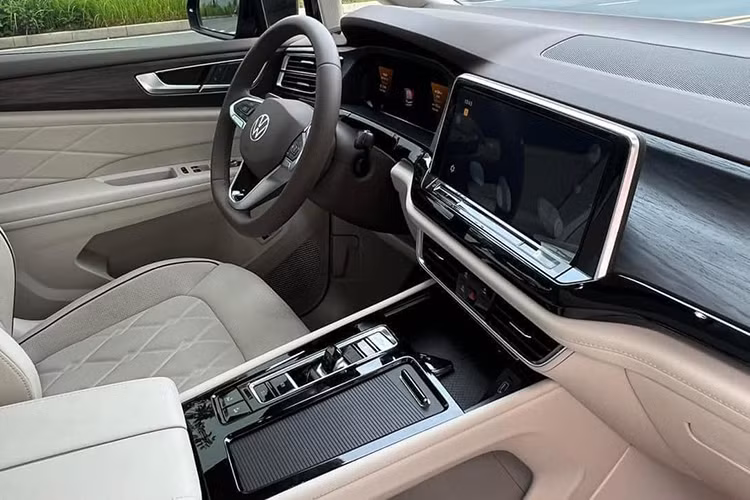 Ngoài ra, Volkswagen Viloran được trang bị hệ thống kiểm soát trình điều khiển thích ứng ACC, hệ thống sẽ phát hiện phương tiện tiện ích, người đi phía trước thông qua radar và camera, cảnh báo bằng âm thanh và tín hiệu trên màn hình cho người điều khiển về cơ va chạm, tự động phanh khẩn cấp, hỗ trợ đỗ xe tự động Park Assist và 9 túi khí… 