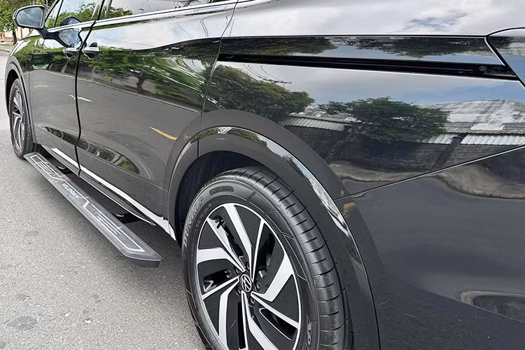 Mặc dù là phân khúc MVP nhưng Viloran không kém phần thể thao khi trang bị ống xả kép giả đối xứng và cánh lướt gió phía trên. Cốp xe đóng mở điện rảnh tay, sở hữu thể tích hơn 400 lít và có thể mở rộng lên tới hơn 2.100 lít - thoải mái chứa những vật dụng quá khổ như ván trượt, thuyền cá nhân hay xe đạp.