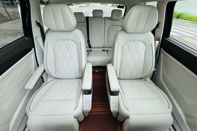 Về trang bị an toàn, xe có tỷ trọng thép có khả năng chịu lực đạt 77%. Khung xe cách âm tiếng ồn, không ồn ở tốc độ cao (kính cách âm APVB 4,96mm) mang đến sự nghỉ ngơi thoải mái cho hành khách trên những chặng đường dài.