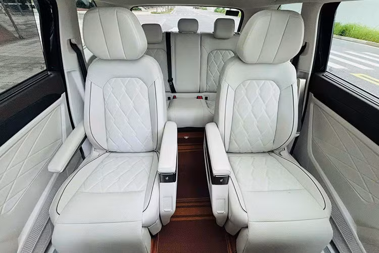 Về trang bị an toàn, xe có tỷ trọng thép có khả năng chịu lực đạt 77%. Khung xe cách âm tiếng ồn, không ồn ở tốc độ cao (kính cách âm APVB 4,96mm) mang đến sự nghỉ ngơi thoải mái cho hành khách trên những chặng đường dài.