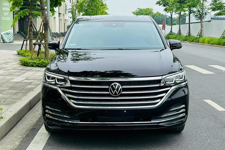 Tại thị trường Việt Nam, mức giá xe Volkswagen Viloran Luxury 2024 được niêm yết là 2,188 tỷ đồng với 5 tùy chọn màu ngoại thất, nội thất tùy chọn hai tông màu. Chiếc xe Viloran Luxury 2024 siêu lướt trong bài viết này hiện đang được chủ nhân chào bán với giá hơn 2,3 tỷ đồng, đắt hơn xe mới "đập thùng" nhưng đã được đăng ký ra biển số.