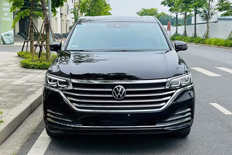 Tại thị trường Việt Nam, mức giá xe Volkswagen Viloran Luxury 2024 được niêm yết là 2,188 tỷ đồng với 5 tùy chọn màu ngoại thất, nội thất tùy chọn hai tông màu. Chiếc xe Viloran Luxury 2024 siêu lướt trong bài viết này hiện đang được chủ nhân chào bán với giá hơn 2,3 tỷ đồng, đắt hơn xe mới "đập thùng" nhưng đã được đăng ký ra biển số.