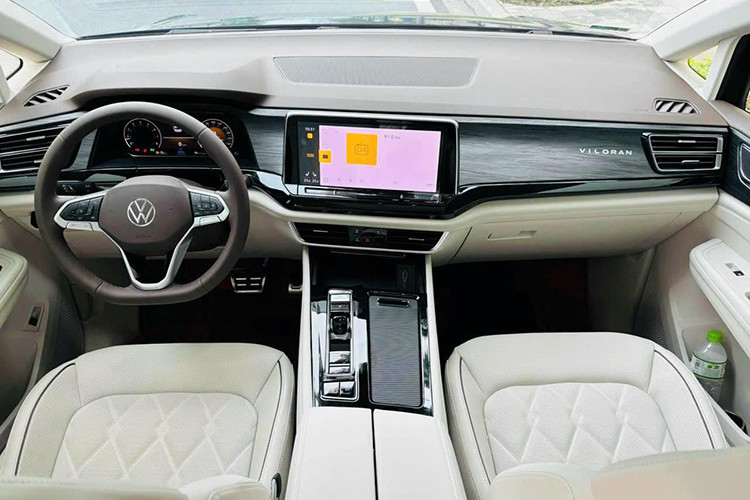 Về nội thất, Viloran mang đến không gian rộng rãi và thoải mái cho cả 7 hành khách. Hàng ghế thứ 2 được bọc da cao cấp, thiết kế kiểu thương gia. Ở hàng ghế này, người dùng có bệ tì tay riêng, khay để ly, khay để điện thoại, cổng sạc, hộc chứa đồ và có lối đi ở giữa.