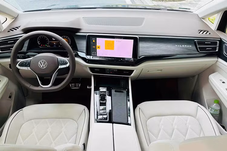 Về nội thất, Viloran mang đến không gian rộng rãi và thoải mái cho cả 7 hành khách. Hàng ghế thứ 2 được bọc da cao cấp, thiết kế kiểu thương gia. Ở hàng ghế này, người dùng có bệ tì tay riêng, khay để ly, khay để điện thoại, cổng sạc, hộc chứa đồ và có lối đi ở giữa.