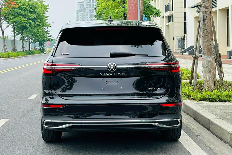 Bên dưới nắp capo là khối động cơ "chuẩn Đức" TSI 2.0L turbo đi kèm hộp số ly hợp kép ướt 7 cấp DSG "trứ danh". Sức mạnh tối đa mà xe có thể khai thác từ "trái tim" này lên tới 220 mã lực và 350 Nm mô-men xoắn, truyền xuống hai bánh trước giúp Viloran có thể đạt vận tốc 200 km/h. Đồng thời nền tảng MQB Evo thế hệ mới nhất còn có khả năng cải thiện tốc độ xử lý của hệ thống...