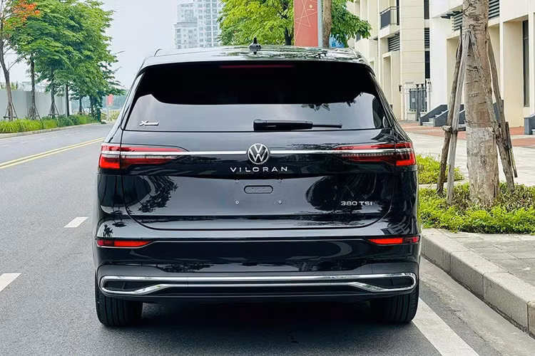 Bên dưới nắp capo là khối động cơ "chuẩn Đức" TSI 2.0L turbo đi kèm hộp số ly hợp kép ướt 7 cấp DSG "trứ danh". Sức mạnh tối đa mà xe có thể khai thác từ "trái tim" này lên tới 220 mã lực và 350 Nm mô-men xoắn, truyền xuống hai bánh trước giúp Viloran có thể đạt vận tốc 200 km/h. Đồng thời nền tảng MQB Evo thế hệ mới nhất còn có khả năng cải thiện tốc độ xử lý của hệ thống...