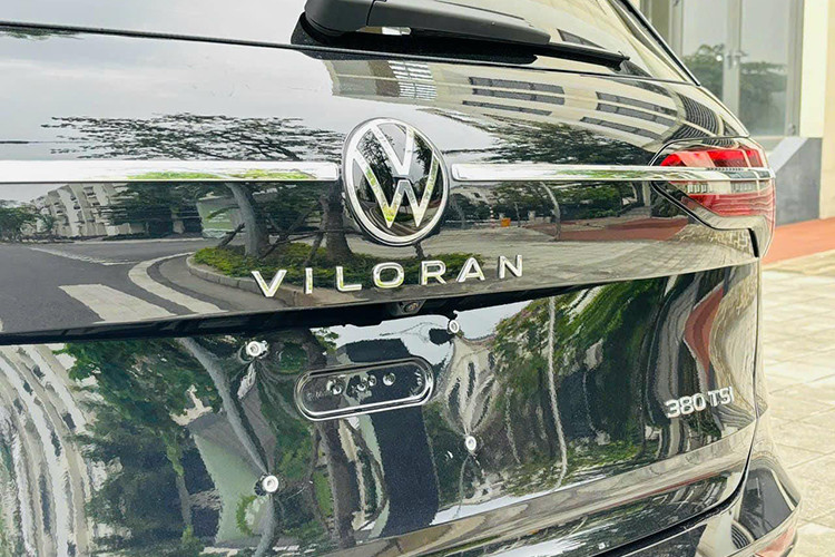 Hai bên thân xe tích hợp cửa trượt chống kẹt sang trọng - vốn là trang bị tiêu chuẩn đối với một mẫu minivan. Phần đuôi xe cũng bắt mắt không kém, với hệ thống đèn báo phanh dạng LED được thiết kế cực kỳ cầu kỳ và toát lên vẻ cao cấp, hiện đại.