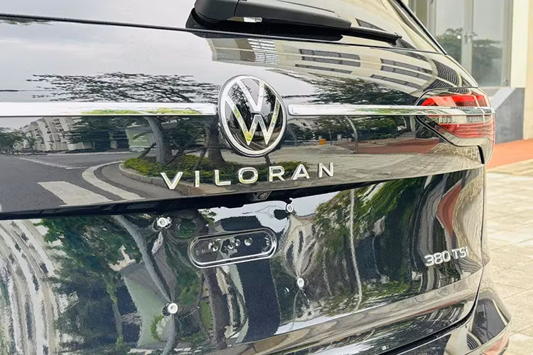 Hai bên thân xe tích hợp cửa trượt chống kẹt sang trọng - vốn là trang bị tiêu chuẩn đối với một mẫu minivan. Phần đuôi xe cũng bắt mắt không kém, với hệ thống đèn báo phanh dạng LED được thiết kế cực kỳ cầu kỳ và toát lên vẻ cao cấp, hiện đại.