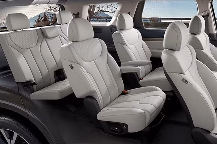 Bên cạnh phiên bản trần cao, Hyundai cũng giới thiệu thêm thông tin về Palisade Hybrid 2026 – phiên bản tiết kiệm nhiên liệu nhờ sử dụng hệ truyền động lai. Theo công bố từ Cơ quan Năng lượng Hàn Quốc, mức tiêu thụ nhiên liệu của xe dao động từ 11,4 đến 14,1 km/l, tùy thuộc vào biến thể và điều kiện vận hành.